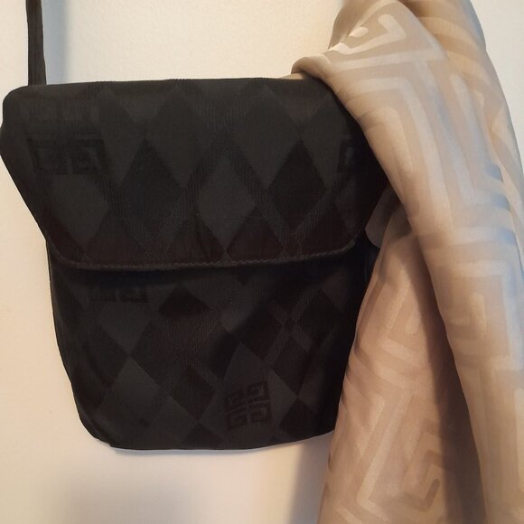 Black Givenchy monogram bag & Pouch +  FREE silk scarf included. - Picture 3 of 17